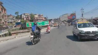 Katmandu, Nepal - 15 Ekim 2021: Katmandu şehrinin yollarında trafiğin içinden geçmek.