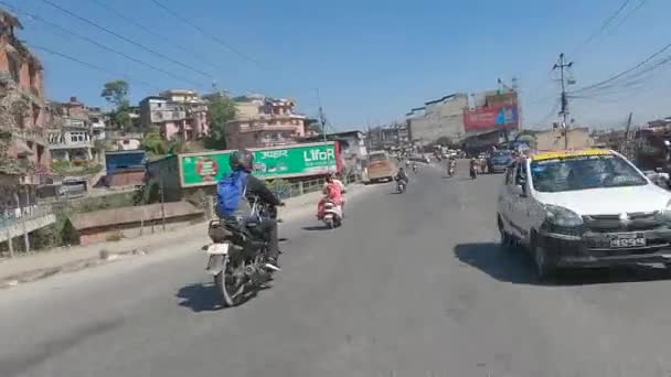 2021年10月15日 尼泊尔加德满都 在加德满都市道路上开车通过交通 — 图库视频影像