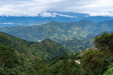 Yağmur mevsiminden hemen sonra Nepal 'in güzel dağları.