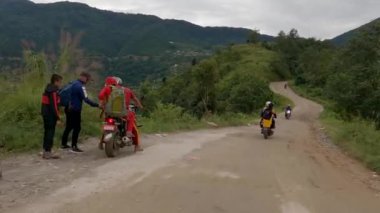 Kathmandu, Nepal - 17 Ekim 2021 Himalaya Dağları eteklerinde engebeli ve çamurlu bir yolda araba sürmek.