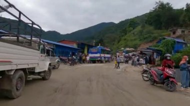 Katmandu, Nepal - 17 Ekim 2021: Bir sürü insan ve trafik olan küçük Himalaya kasabasından geçmek.
