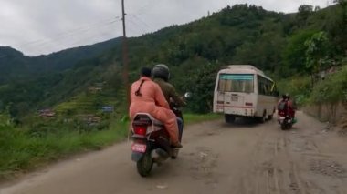 Katmandu, Nepal - 17 Ekim 2021 Himalaya Dağları eteklerinde engebeli ve çamurlu bir yolda sürüş trafiği yoğun..