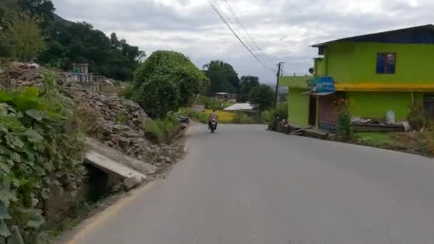 2021年10月17日 尼泊尔加德满都 在尼泊尔加德满都市房屋中间的一条铺面公路上开车 — 图库视频影像