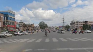 Katmandu, Nepal - 17 Ekim 2021: Nepal 'de Katmandu şehrinin çevre yolunda sürüş.