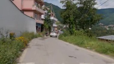 Katmandu, Nepal - 17 Ekim 2021: Bir sürü insan ve trafik olan küçük Himalaya kasabasından geçmek.
