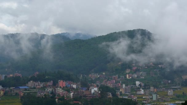 Nubes Deriva Sobre Las Montañas Exuberante Valle Verde Sobre Pequeño — Vídeo de stock