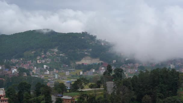 Nubes Deriva Sobre Las Montañas Exuberante Valle Verde Sobre Pequeña — Vídeo de stock