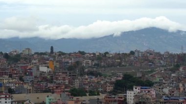 Katmandu şehrinin kasvetli bir günde dağların eteklerinde yuvarlanan bulutları manzarası..