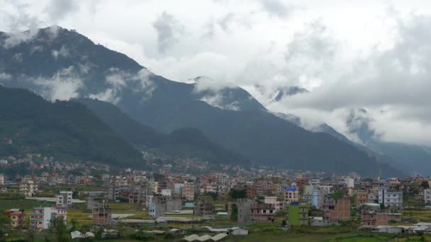 一幅加德满都的景象 在这沉闷的一天里 云彩在山岗上翻滚 在山岗周围飞舞 — 图库视频影像