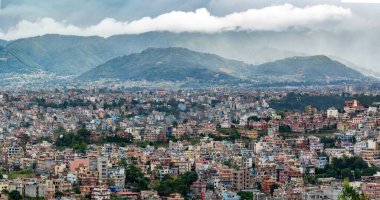 Katmandu şehrinde fırtınalı bir gökyüzü altında Nüfus Yoğunluğunun bir görüntüsü.