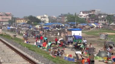 Janakpur, Nepal - 22 Ekim 2021: Janakpur, Nepal 'de tren yolu boyunca bir sebze pazarı kuruldu.