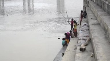 Koshi, Nepal - 22 Ekim 2021: Koshi Nehri 'nin hemen yukarısında bazı çocuklar balık tutuyor.