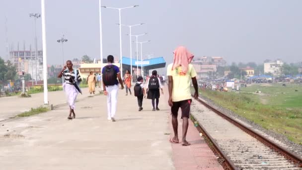 2021年10月22日 ネパール ジャナクプールの鉄道駅ホームを歩く人々 — ストック動画