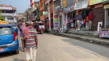 Janakpur, Nepal - 22 Ekim 2021: Janakpur, Nepal 'deki işlek ve renkli sokakta yürüyüş.