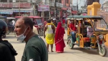 Janakpur, Nepal - 22 Ekim 2021: Hindu kutsal mekanına hacca giden bir adam veya Janaki Tapınağı Janakpur, Nepal.