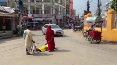 Janakpur, Nepal - 22 Ekim 2021: Hindu kutsal mekanına hacca giden bir adam veya Janaki Tapınağı Janakpur, Nepal.