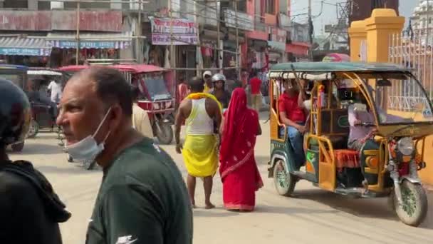 2021年10月22日 尼泊尔Janakpur 一名男子前往印度教圣地或尼泊尔Janakpur的Janaki圣殿朝圣 — 图库视频影像