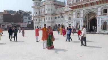 Janakpur, Nepal - 22 Ekim 2021: Güneşli bir günde Janakpur, Nepal 'deki Janaki tapınağında selfie çeken genç bir çift.