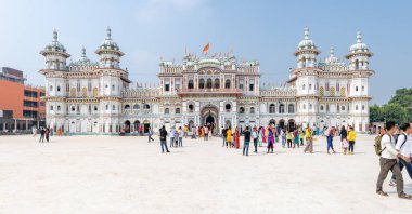 Janakpur, Nepal - 22 Ekim 2021: Janakpur, Nepal 'deki Janaki Hindu Tapınağı' nda yürüyen insanlar.