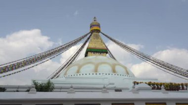 Katmandu, Nepal - 1 Kasım 2021: Katmandu, Nepal 'deki birçok dua bayrağıyla Boudhanath Stupa manzarası.
