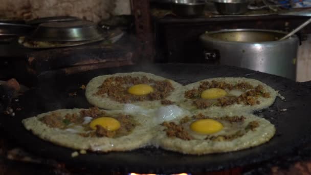 Freír Newari Bara Con Huevos Carne Una Sartén Sobre Fuego — Vídeos de Stock