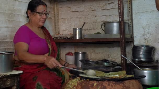 Bhaktapur Nepal Outubro 2021 Uma Mulher Newari Fazendo Bara Panqueca — Vídeo de Stock