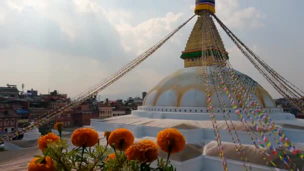 2021年11月1日 尼泊尔加德满都的Boudhanath Stupa Boudhanath Stupa 带着许多祈祷旗的景观 — 图库视频影像