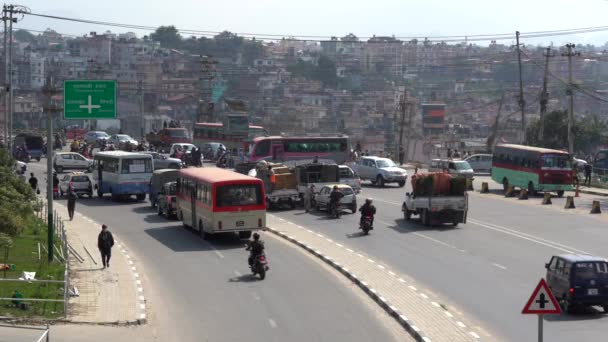 2021年11月2日尼泊尔加德满都 尼泊尔加德满都环路交叉口的交通模式 — 图库视频影像