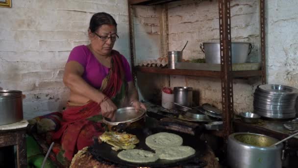 Бхактапур Непал Октября 2021 Года Женщина Ньювари Делает Бару Блинчик — стоковое видео