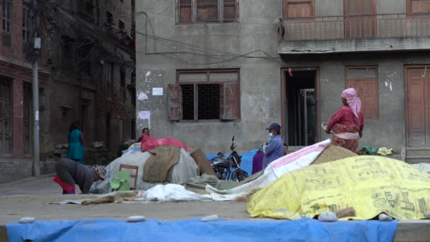 Bhaktapur Nepal Outubro 2021 Alguns Newari Limpam Joio Arroz Cidade — Vídeo de Stock