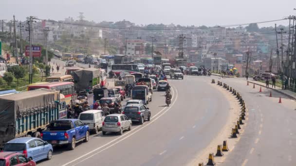 2021年11月2日尼泊尔加德满都 尼泊尔加德满都环路交叉口的交通状况 — 图库视频影像