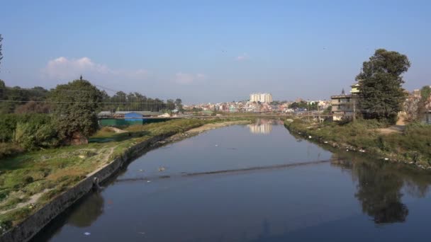 Contaminación del río Bagmati — Vídeo de stock