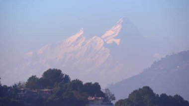 Nepal 'deki Himalaya Dağları' nda karla kaplı bir dağın yakın görüntüsü..
