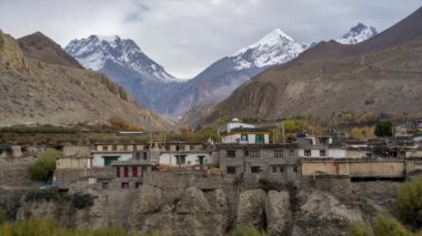 Nepal 'in Mustang Bölgesi' ndeki Kagbeni kasabasıyla Himalaya Dağları üzerinde hareket eden bulutların hızlandırılmış bir videosu..