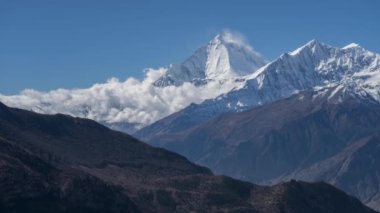 Nepal 'deki engebeli Himalaya Dağları' nda hareket eden bulutların hızlandırılmış videosu.