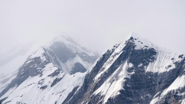 ネパールの険しいヒマラヤ山脈を移動する雲のタイムラプスビデオ — ストック動画
