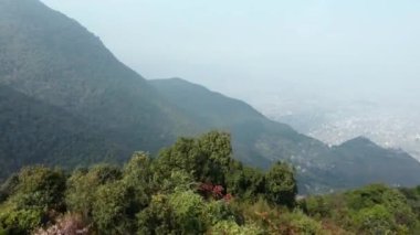 Dağların üzerinden uçarak vadiyi ve şehri gözler önüne seriyor. Sola dönmeden önce bulutlu bir günde dağları görmek için..