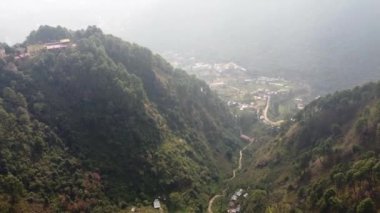 Nepal 'de bir vadiden aşağı uçup yamacın kenarındaki bir kasabayı ortaya çıkarmak..