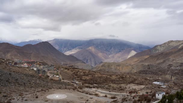 背景にムッティナートの町と険しいヒマラヤ山脈を移動雲のタイムラプスビデオ — ストック動画