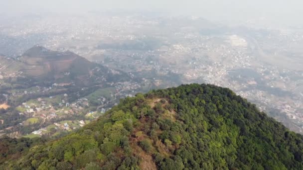山の端を飛んで下の谷と街を明らかにする — ストック動画