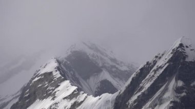 Sabahın erken saatlerinde Nepal 'deki Mustang Bölgesi' nde Dhaulagiri Dağı 'nın üzerinde ağır bir bulut var..