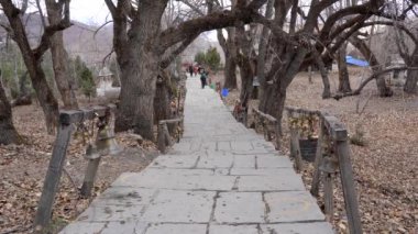 Muktinath, Nepal - 20 Kasım 2021: Nepal 'in Mustang bölgesinde Muktinath Tapınağı yolunda yürüyen insanlar.