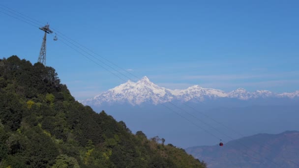 Tepenin Kenarındaki Tramvayda Himalaya Dağları Nın Arka Planında Giden Kablo — Stok video