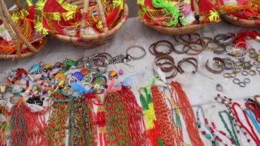 İncik boncuklar, kolyeler ve satılık diğer Nepal mücevherleri..
