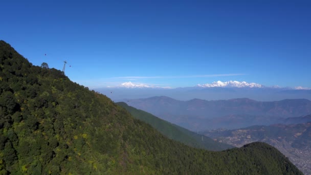 Tepenin Kenarındaki Tramvayda Himalaya Dağları Nın Arka Planında Giden Kablo — Stok video