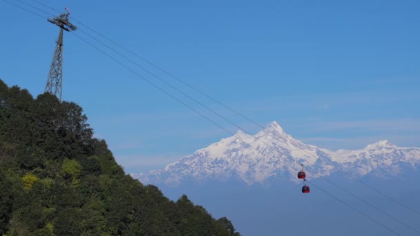 Kabelbanen Neer Tram Zijkant Van Een Heuvel Met Het Himalaya — Stockvideo