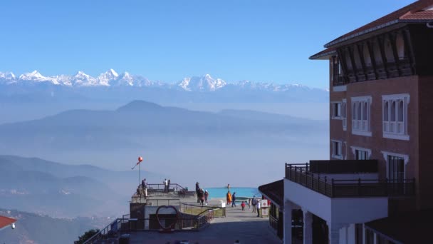 2021年12月12日 尼泊尔加德满都 人们在一个游泳池游泳 背景是喜马拉雅山脉 — 图库视频影像