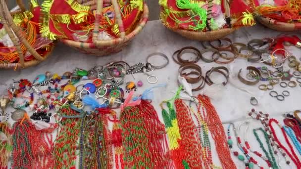 Bijoux Colliers Autres Bijoux Népalais Couchés Sur Une Table Vendre — Video
