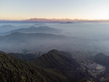 Himalaya Dağları ile kaplı Katmandu, Nepal 'i kaplayan yoğun bir sis tabakası sabah ışığında yıkandı..