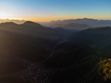 Sabah güneşleri Himalaya Dağları 'nın üzerinden vadilere doğru eğilmişti..